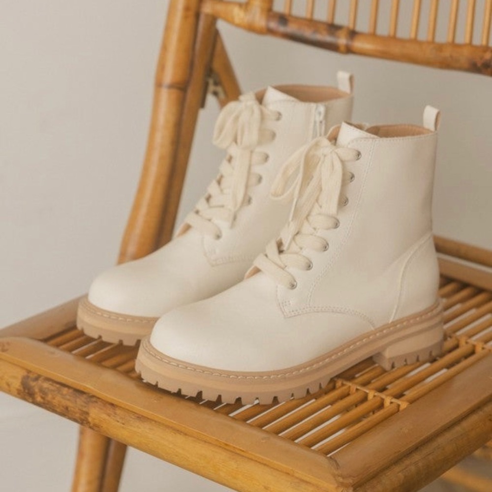 NWOT OASIS SOCIETY: WHITE AMORA MILITARY BOOTIE